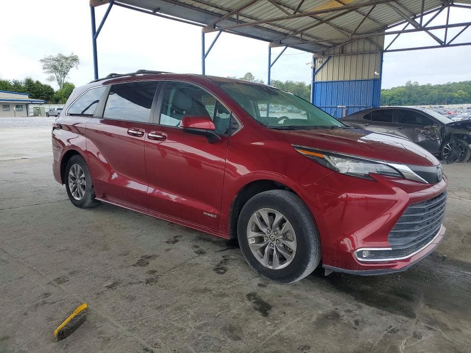 2021 TOYOTA SIENNA XLE 4