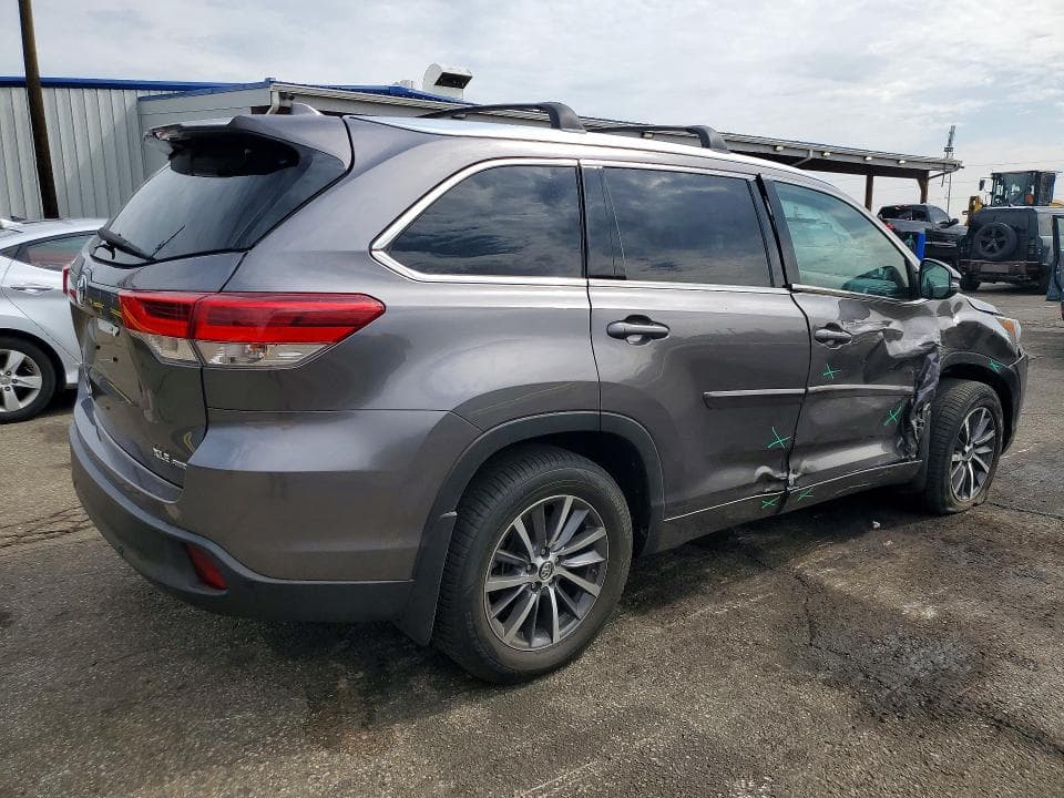 2018 TOYOTA HIGHLANDER XLE 3