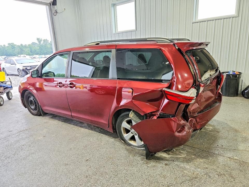 2017 TOYOTA SIENNA LE 2