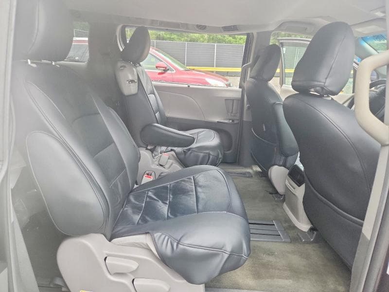 2017 TOYOTA SIENNA LE 11