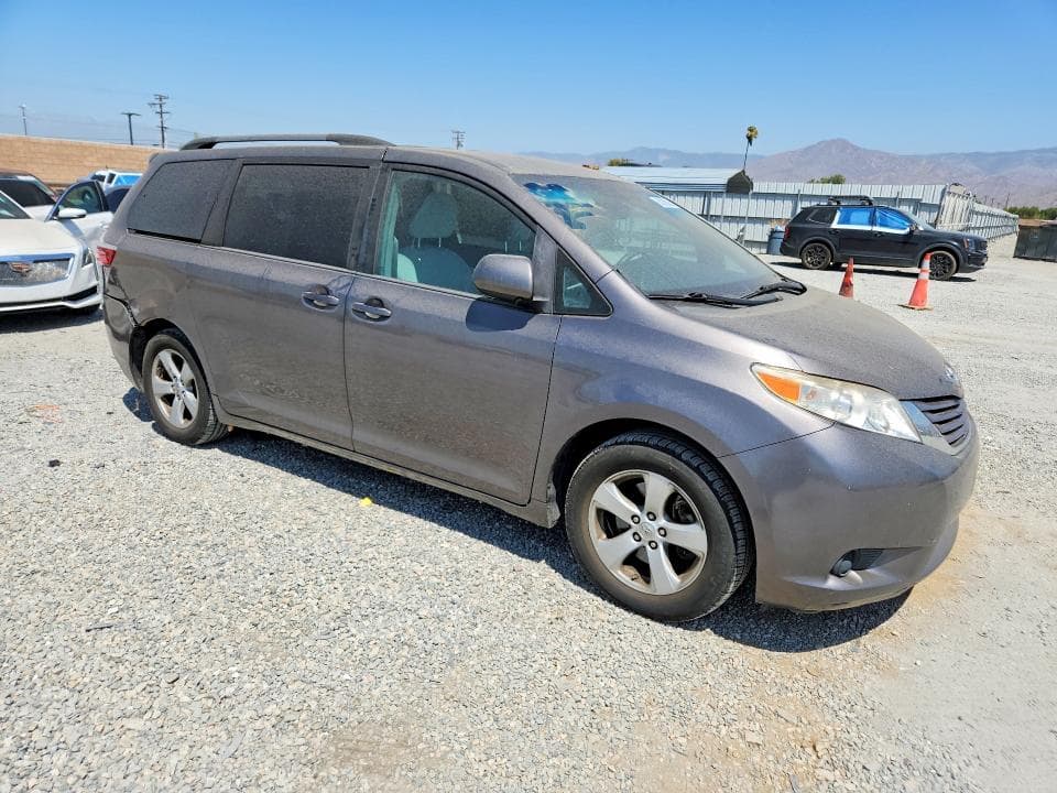2017 TOYOTA SIENNA LE 4
