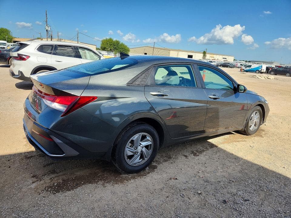 2024 HYUNDAI ELANTRA SE 3