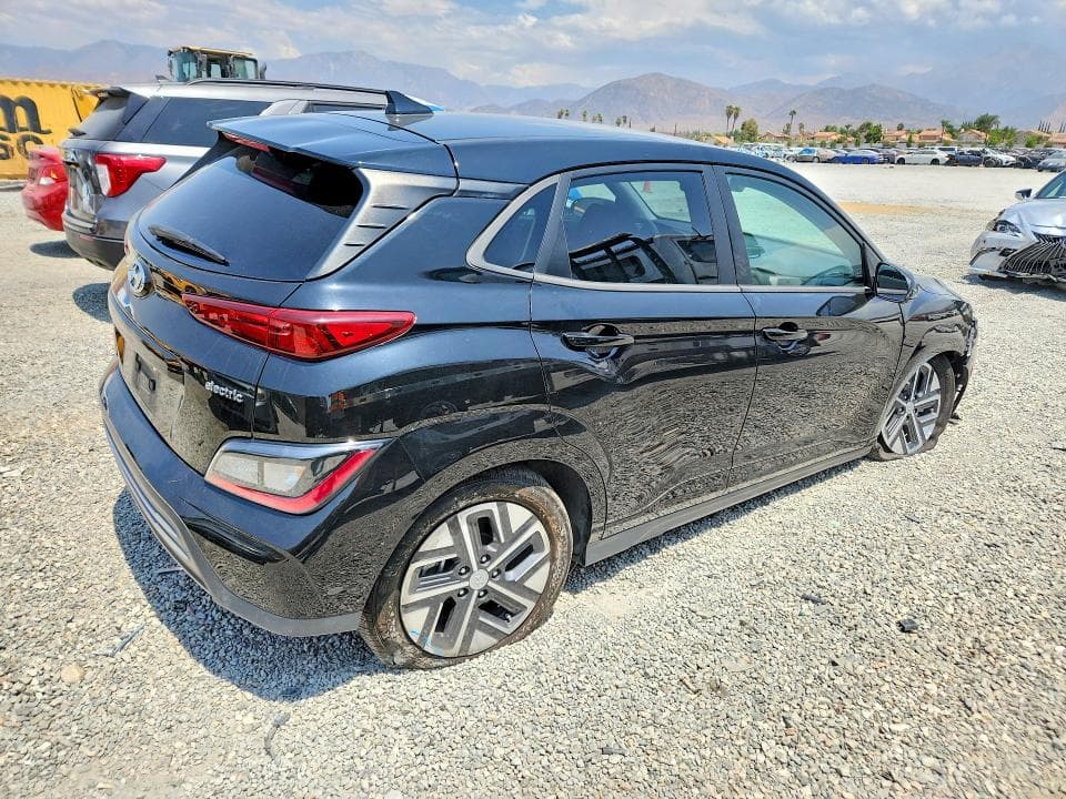 2023 HYUNDAI KONA SE 3
