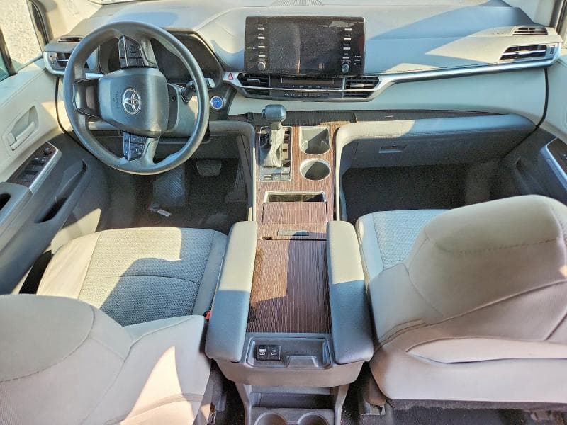 2023 TOYOTA SIENNA LE 8