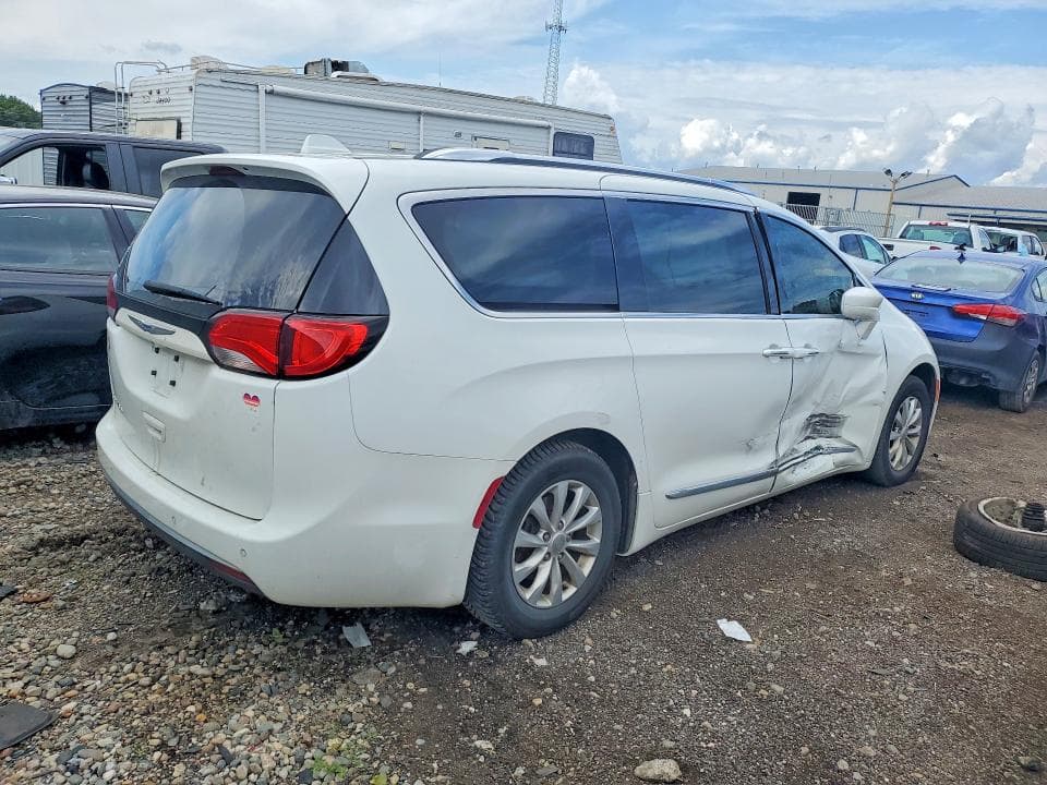 2019 CHRYSLER PACIFICA TOURING L 3