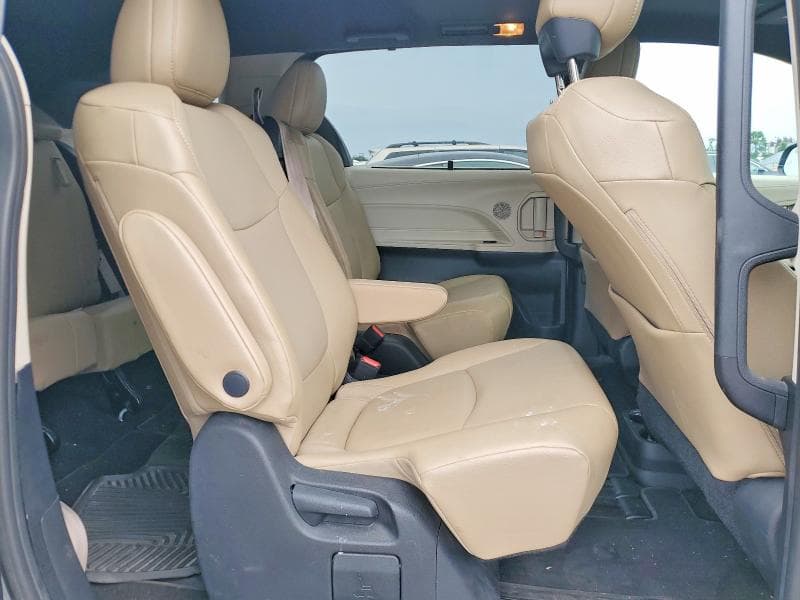 2021 TOYOTA SIENNA XLE 11