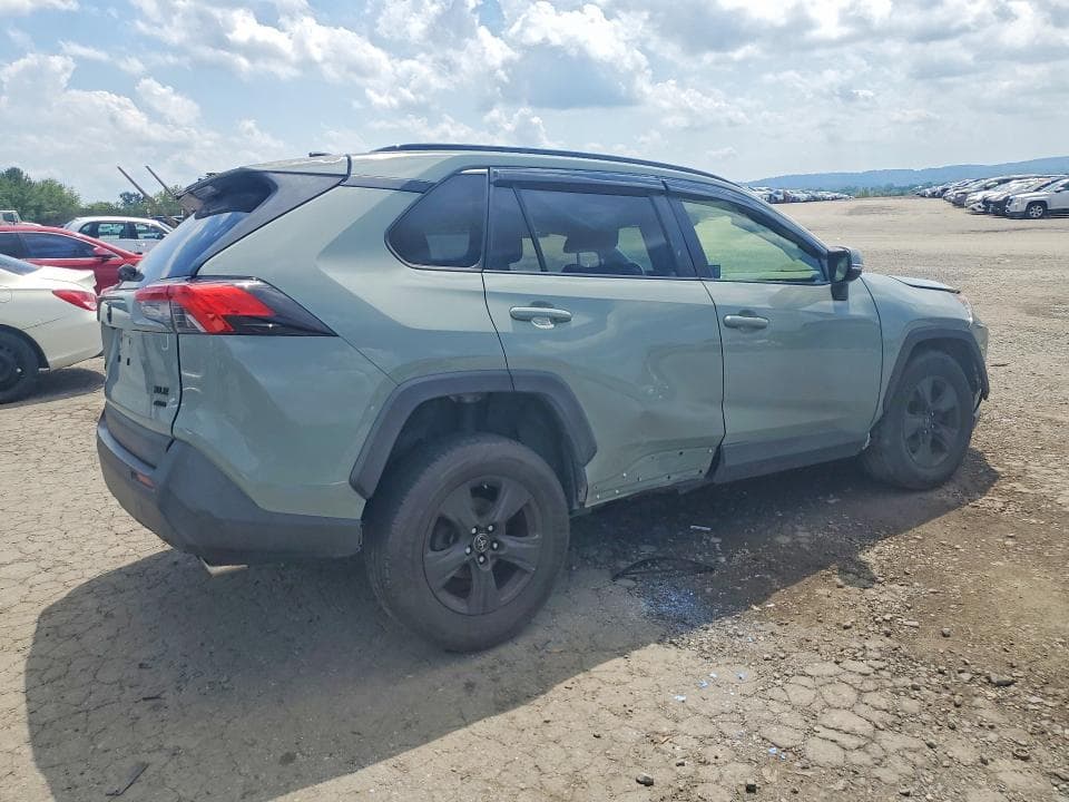 2019 TOYOTA RAV4 XLE 3