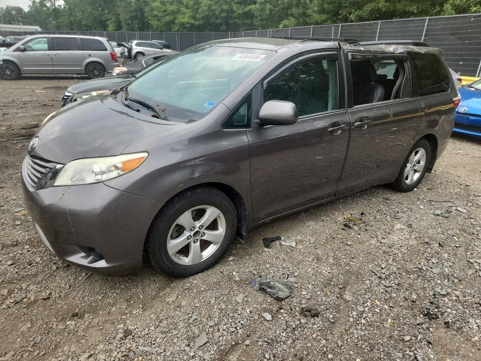 2017 TOYOTA SIENNA LE - 1