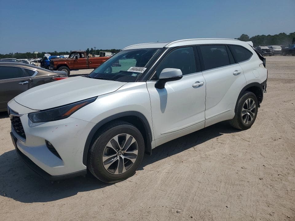 2022 TOYOTA HIGHLANDER XLE - 1