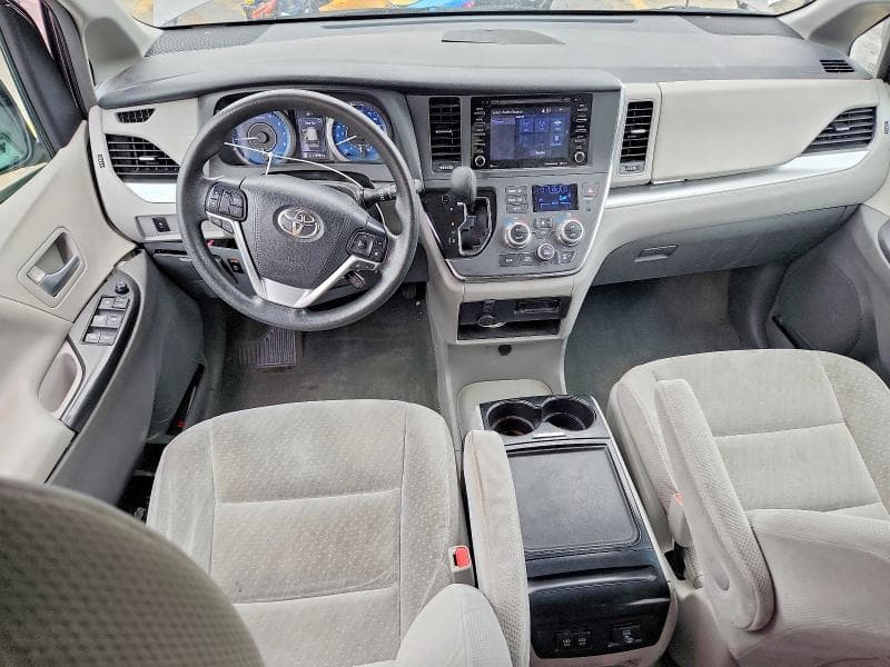 2018 TOYOTA SIENNA LE 8
