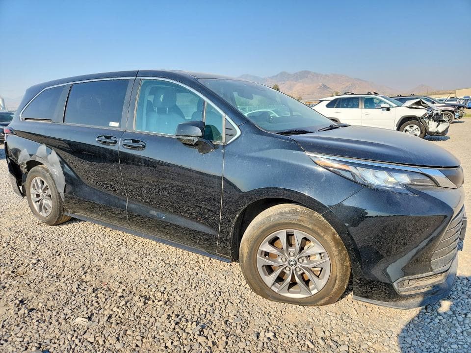 2023 TOYOTA SIENNA LE 4