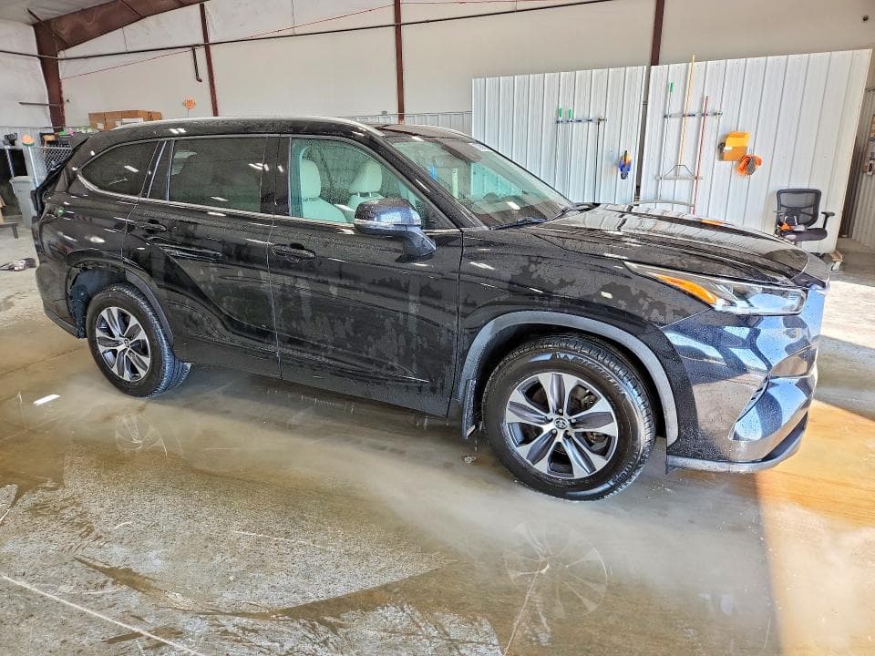 2021 TOYOTA HIGHLANDER XLE 4