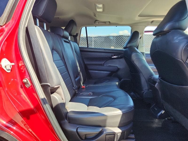 2021 TOYOTA HIGHLANDER XLE 11