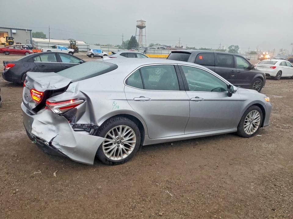 2019 TOYOTA CAMRY XLE 3