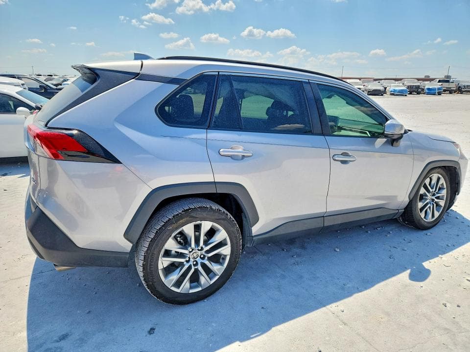 2022 TOYOTA RAV4 XLE PREMIUM 3