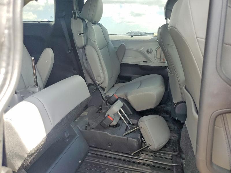 2026 TOYOTA SIENNA XLE 8-PASSENGER 11