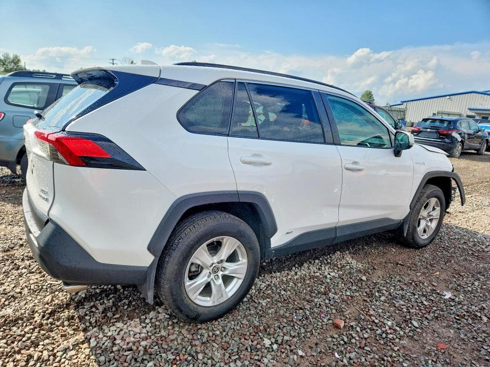 2021 TOYOTA RAV4 XLE 3