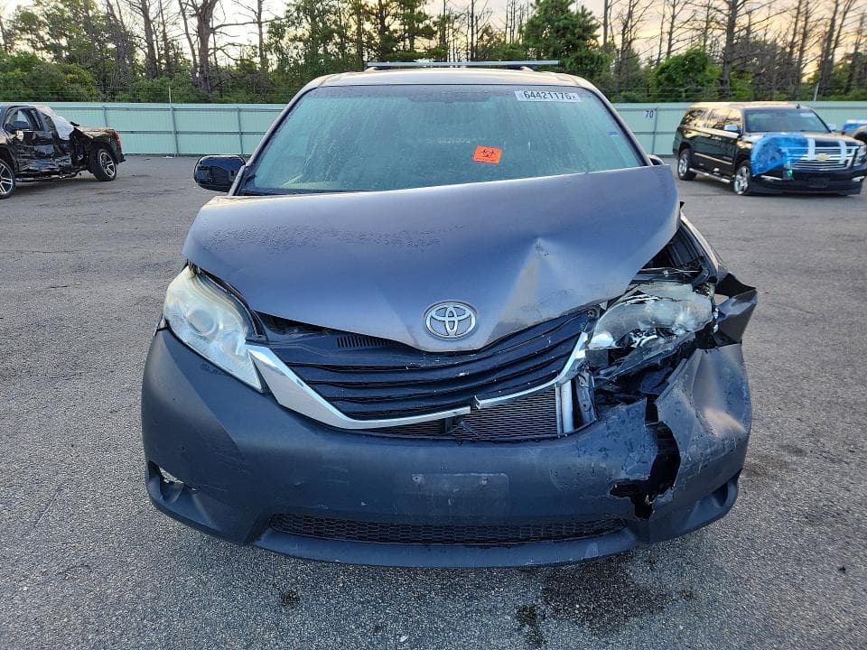 2017 TOYOTA SIENNA LE 5