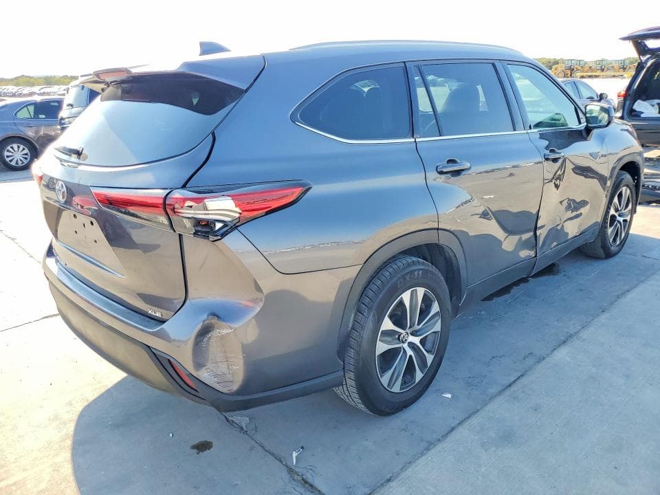 2021 TOYOTA HIGHLANDER XLE 3