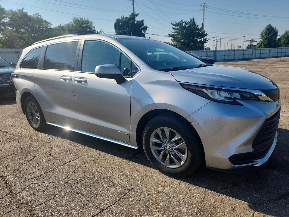 2021 TOYOTA SIENNA LE 4