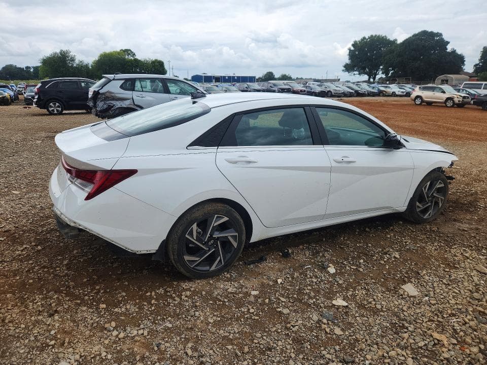 2025 HYUNDAI ELANTRA SEL 3