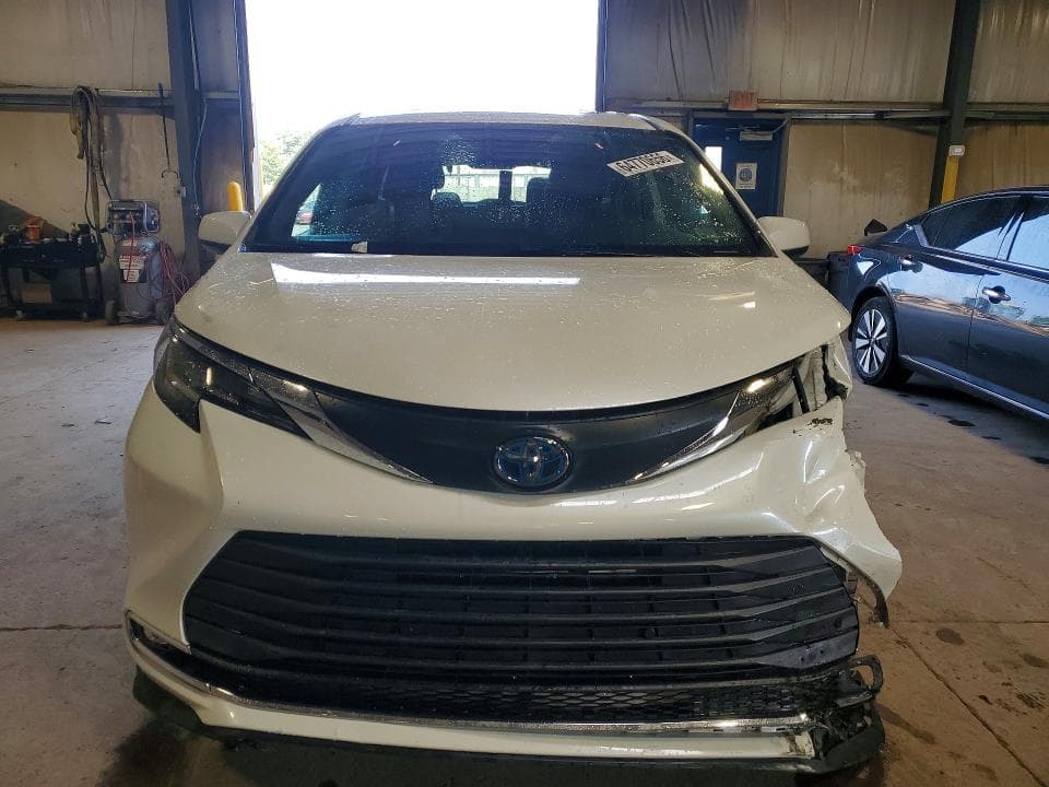 2021 TOYOTA SIENNA XLE 5