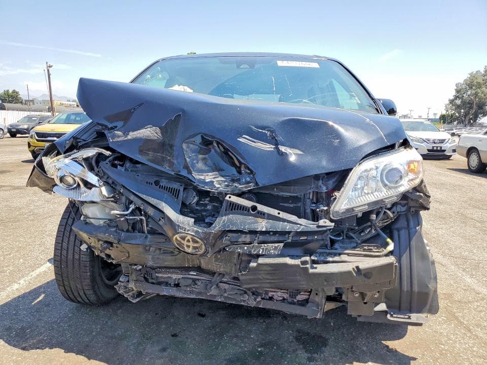 2018 TOYOTA SIENNA LE 5