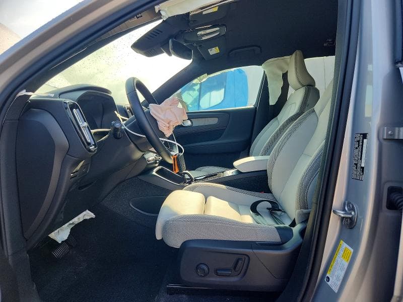 2025 VOLVO EX40 CORE 7