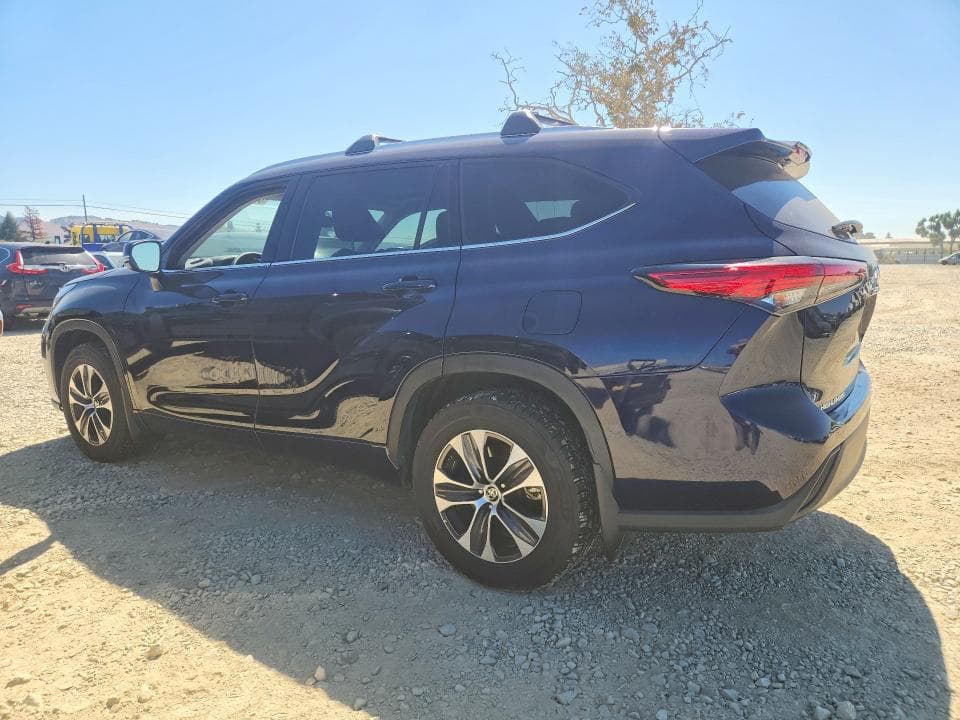 2022 TOYOTA HIGHLANDER XLE 2