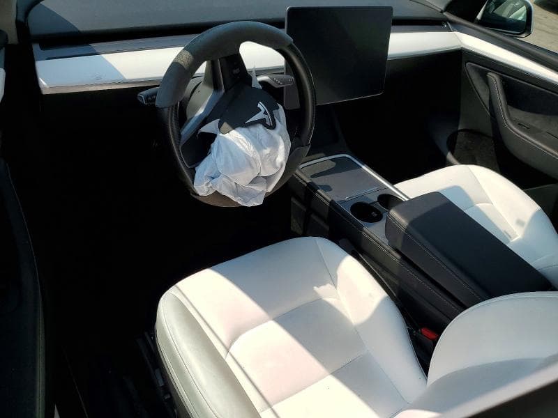 2025 TESLA MODEL Y 8