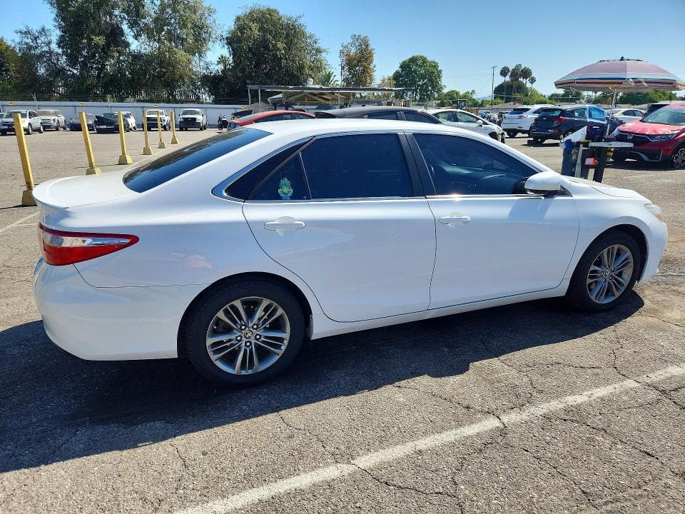 2017 TOYOTA CAMRY SE 3