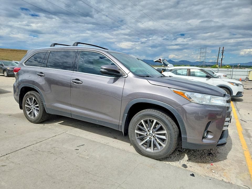 2019 TOYOTA HIGHLANDER XLE 4