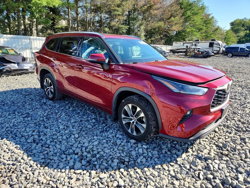 2021 TOYOTA HIGHLANDER XLE 4