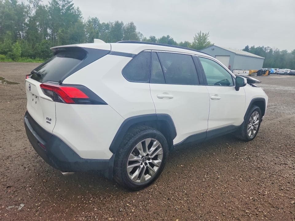 2021 TOYOTA RAV4 XLE 3