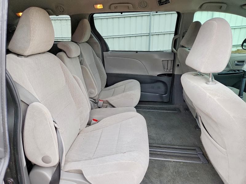 2017 TOYOTA SIENNA LE 11