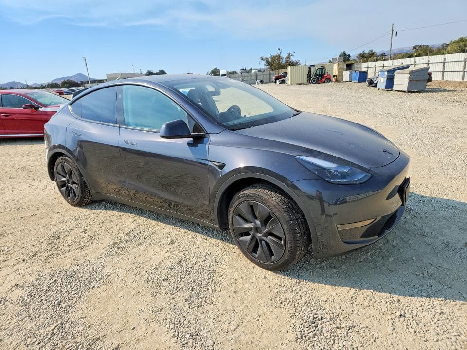 2025 TESLA MODEL Y 4