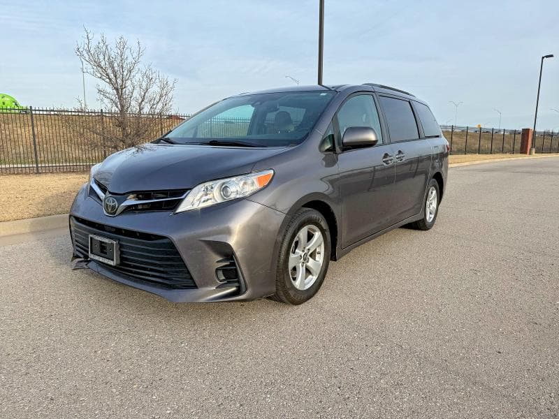 2018 TOYOTA SIENNA LE 2