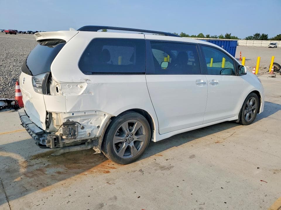 2018 TOYOTA SIENNA SE PREMIUM 8-PASSENGER 3