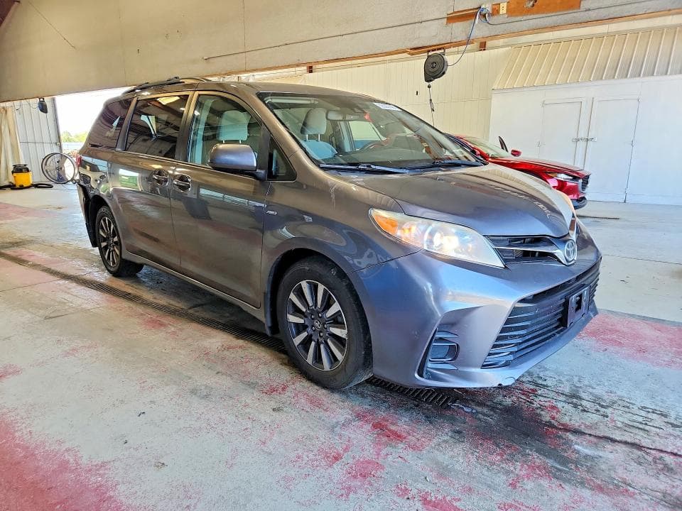 2018 TOYOTA SIENNA LE 4