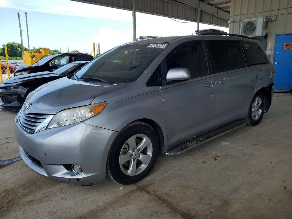 2017 TOYOTA SIENNA LE