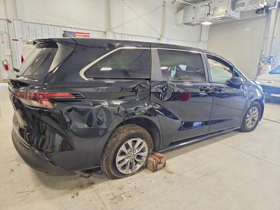 2024 TOYOTA SIENNA LE 3