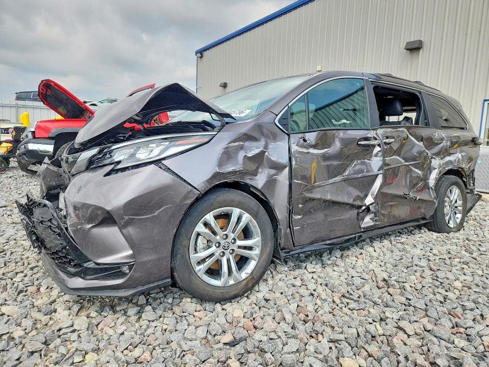 2022 TOYOTA SIENNA XSE - 1