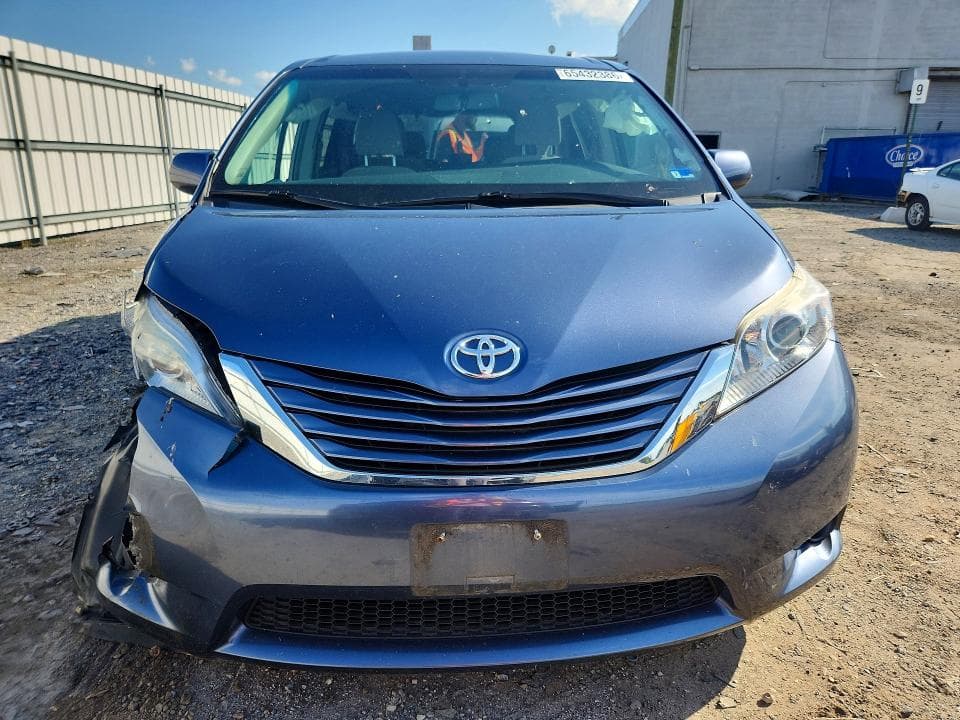 2017 TOYOTA SIENNA LE 5