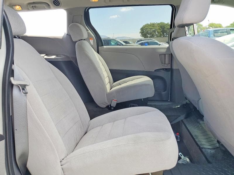 2020 TOYOTA SIENNA L 11