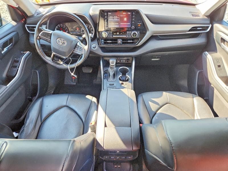 2021 TOYOTA HIGHLANDER XLE 8