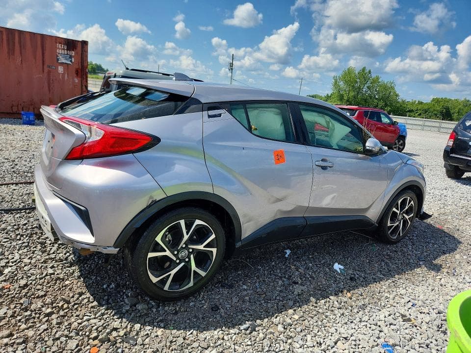 2019 TOYOTA C-HR XLE 3