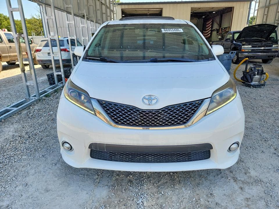 2017 TOYOTA SIENNA SE 5