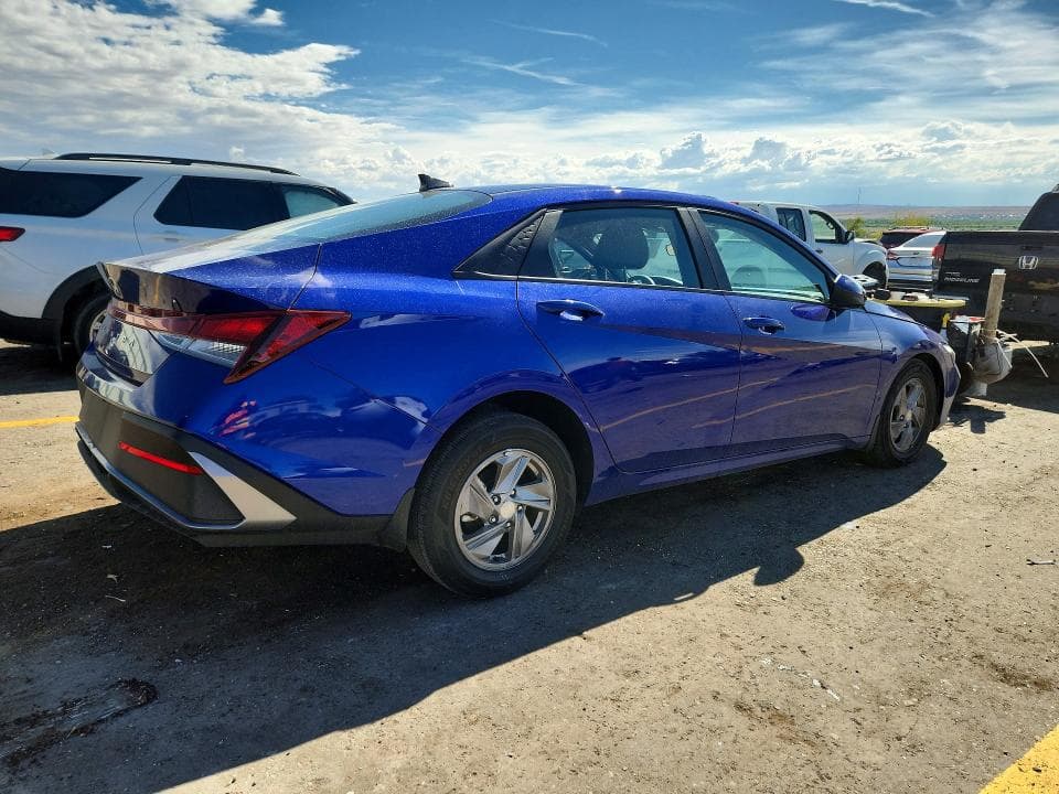 2024 HYUNDAI ELANTRA SE 3