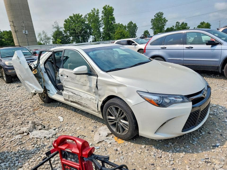 2017 TOYOTA CAMRY SE 4