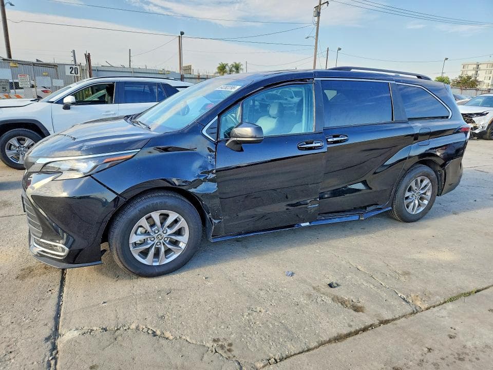 2024 TOYOTA SIENNA XLE - 1